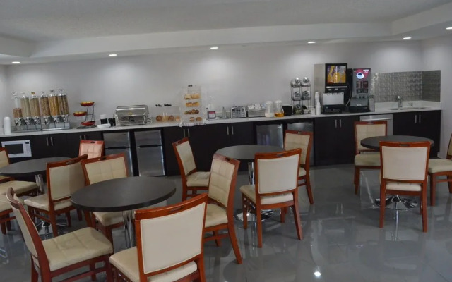 Econo Lodge Inn & Suites