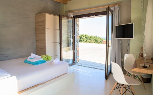 Spathi Beach Bar Restaurant & Suites