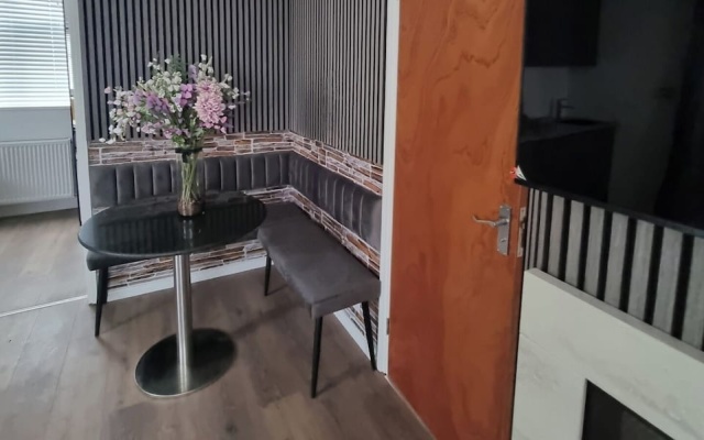 Apartment Sleeps 4 With Enclosed Garden