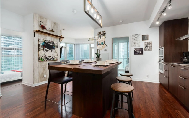 Applewood Suites - York Street Condo