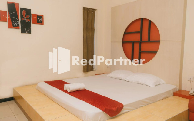 Pits Hotel RedPartner near Atom Mall