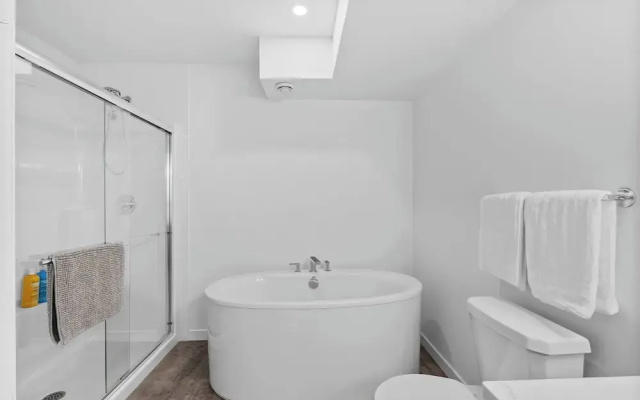 Luxurious Large 3 Bedroom Loft Saskatchewan Drive
