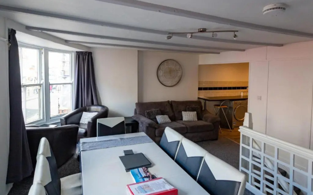 Ocean Apartment, 50 yds to Beach, Sleeps 10