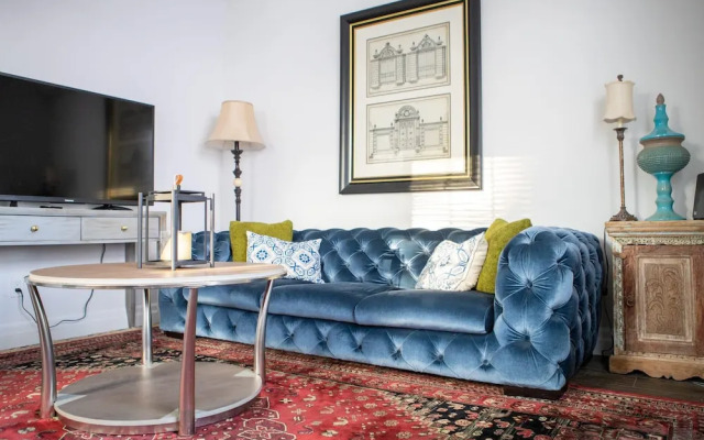 Detached Victorian Style Tiny Home - Long Stays U7