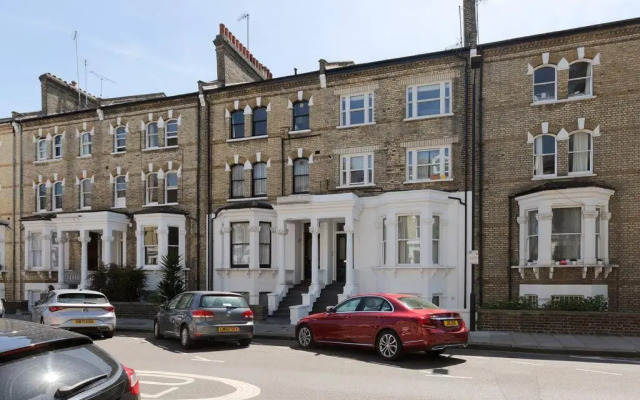 Spacious 3 bedroom flat with terrace