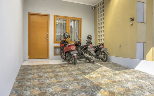 RedDoorz Syariah Near Tugu Gentan Jakal