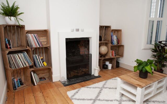 Charming 1 Bedroom House Close to City Centre