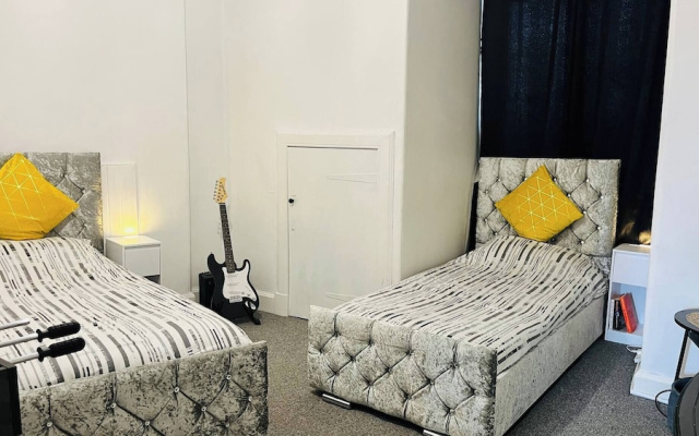 3 Bedrooms Apartment Self Check In Free Parking