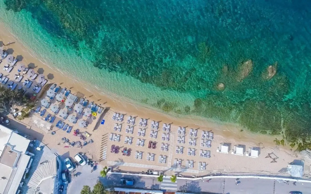 Maganos Dekaocto in Thira