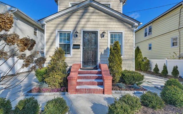 Charming Valley Stream Home: 24 Mi to Central Park