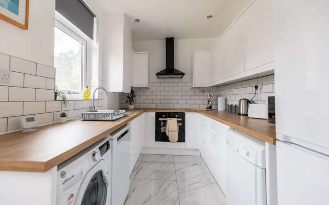 Free Parking - 4 Bedroom House