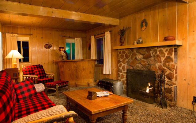 Hicksville Pines Chalets & Motel