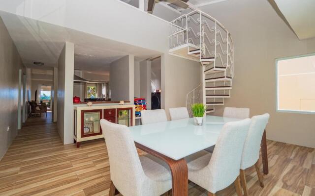 Newly Renovated 8 Bedroom Ocean Front Villa with Pool