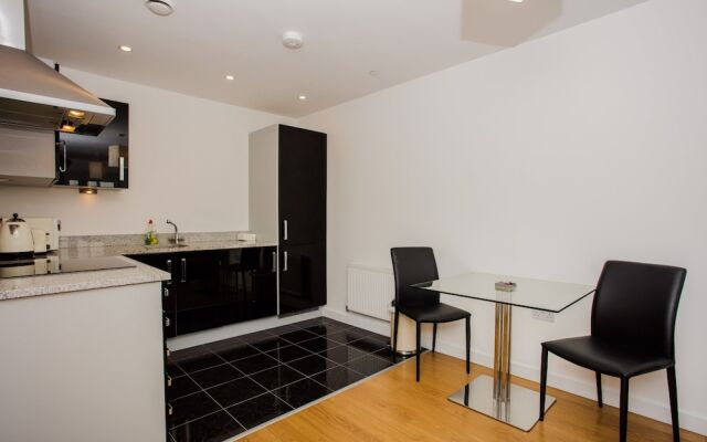 Stunning 2 Bed Home + Balcony Overlooking Thames