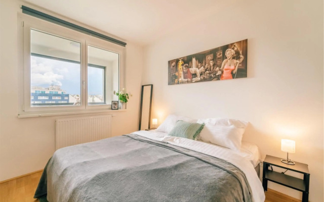 King Bed Home & Smart Tv 1 min to Metro