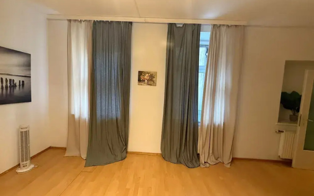 2BR Plus LR Apartment Sleeps 6 Central