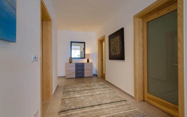 Seaview APT Incl Pool IN Sliema