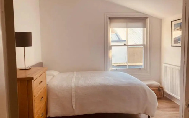 Charming 3-bed House in London
