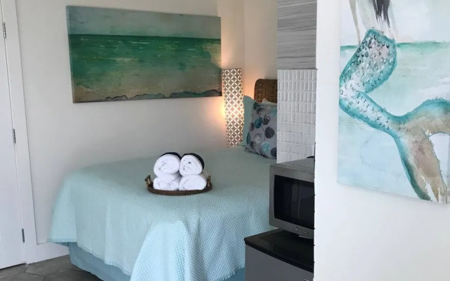 GIPH Mermaids Tale Sleeps 2 w Queen