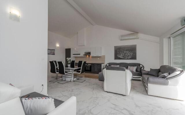 Beautiful penthouse for 8 close to city center