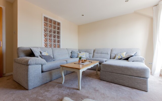Park & Play! Superb Flat W/parking Near Shore