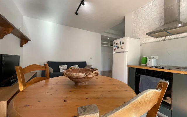 Flora - Modern Rooftop Apartment With Balcony