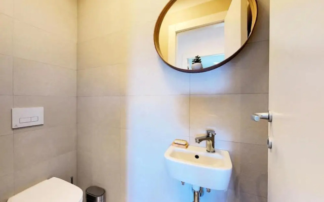 Mika's 2-Bedroom Seaview Flat & Parking