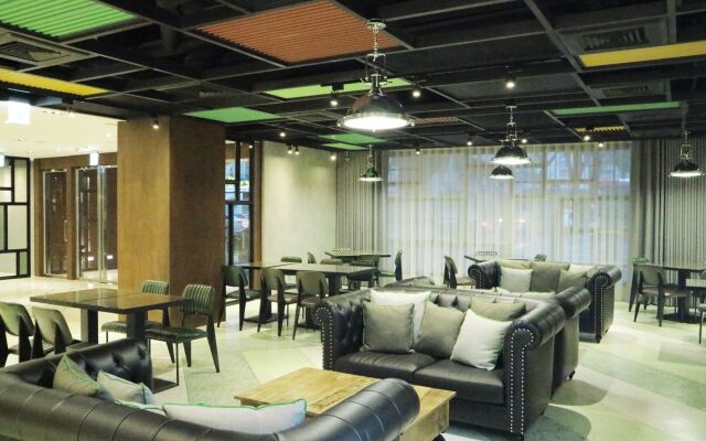 Green World Triplebeds Hotel