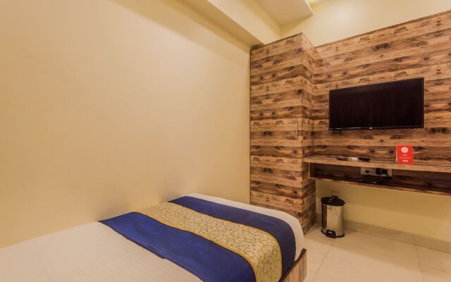 OYO 10016 Hotel Golden Inn