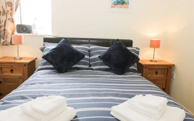 2 Perran Court