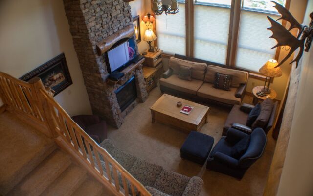 Black Bear Lodge by CB Lodging