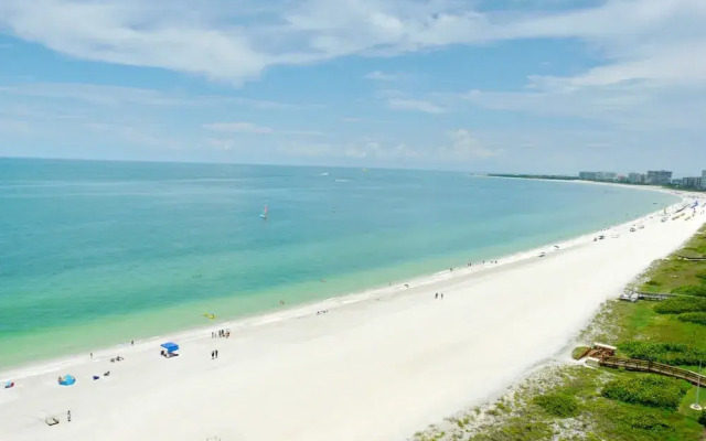 Charming Beachfront Condo With Pool, spa and Views