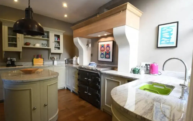 Amazing river view house sleeps 8
