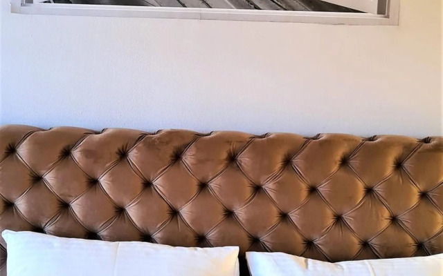 Windows City Apartment