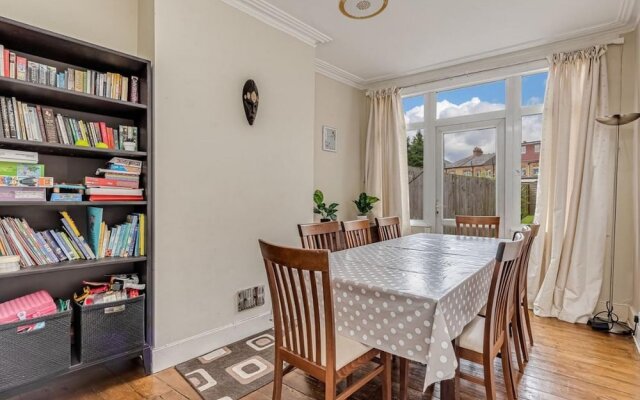 Fantastic 4BD House In the Heart of Mitcham