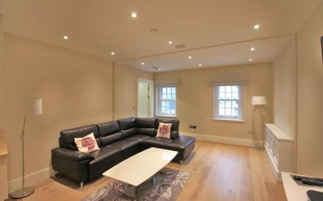 Pierce Brosnan Suite by 5STARSTAY