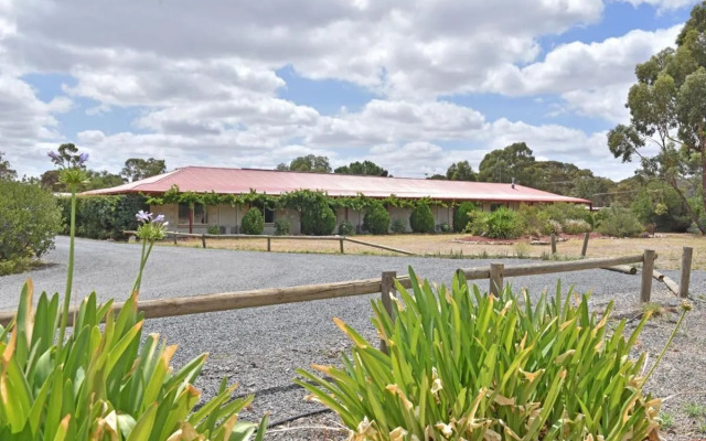 Inglewood Motel and Caravan Park