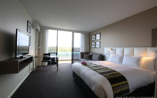 Holiday Inn Warwick Farm by IHG