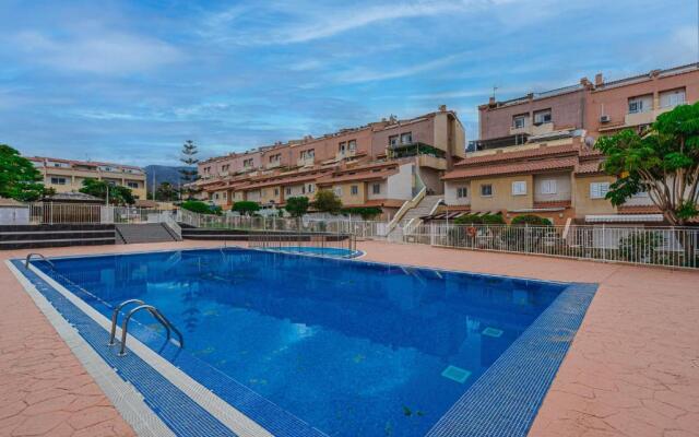 YELLOW 3 bedroom large apartment for 10 guests
