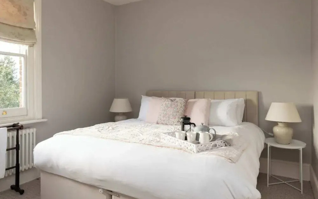House Annexe Sleeps 18 Heated Pool