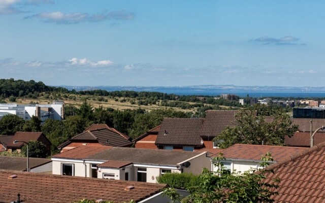 Empty2occupied Family Home in Craigour Terrace With Driveway & Garden