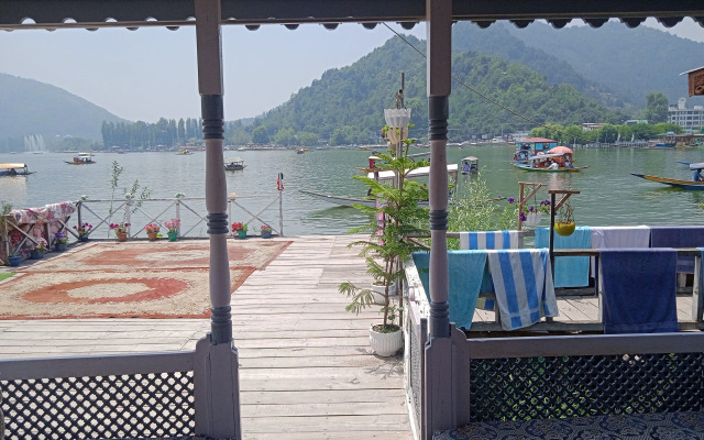 Mughal E Azam Houseboats
