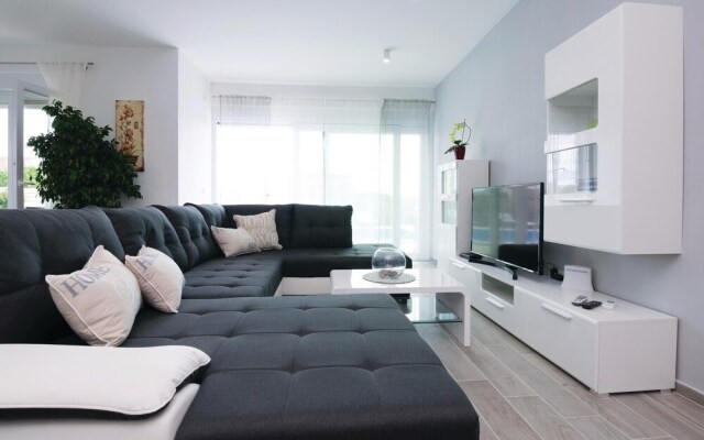 Awesome Home in Sukosan with Hot Tub, WiFi & 4 Bedrooms