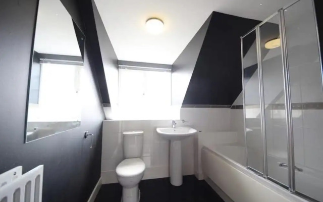 Stunning 5-bed House in Peterborough, Host 15 g