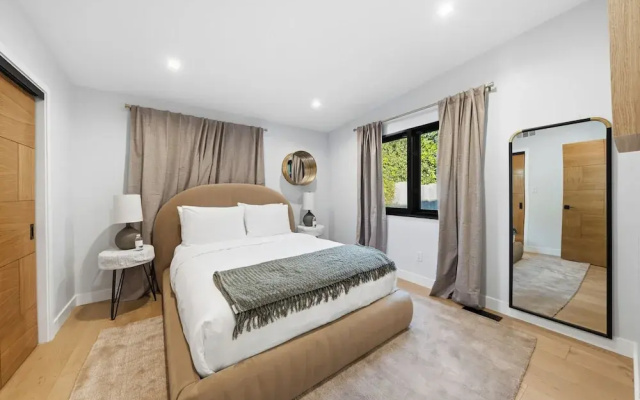 Farley Court - Stylish Hillside Residence With Stunning Views