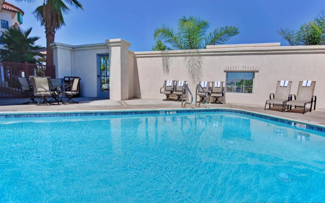 Holiday Inn Express & Suites Corona by IHG