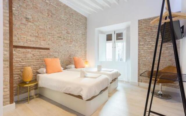 Te1A-El Teatro Brick Wall Suite Prime Location