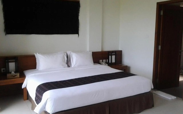 L Bajo Hotel