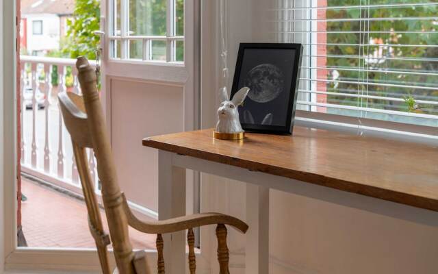 Beautiful Three Bed Abode Near Dollis Hill