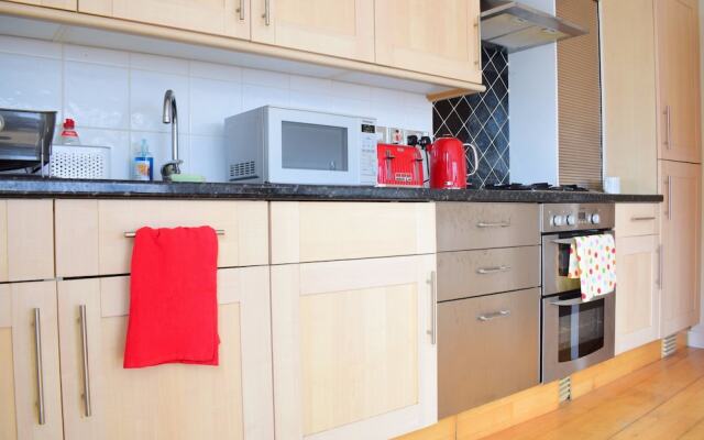 Modern 2 Bedroom Apartment Near Tower Hill